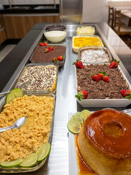 Sobremesas variadas do buffet livre em Caxias do Sul