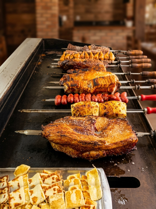 Buffet livre farto com churrasco na brasa em Caxias do Sul — mais de 40 opções