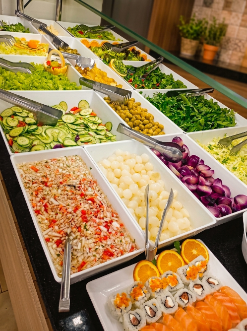 Ilha de saladas frescas e coloridas no buffet livre da Costela na Brasa, Ana Rech