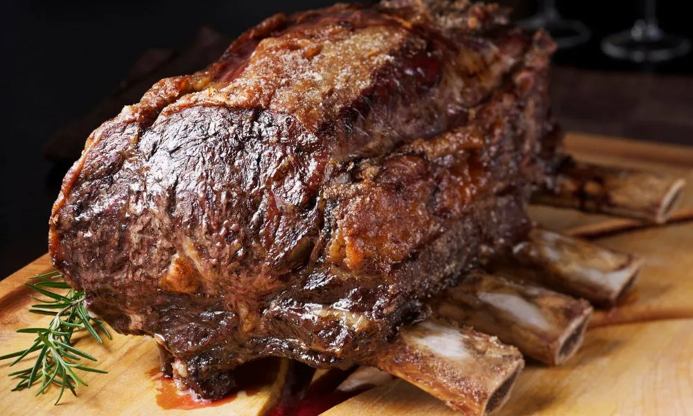 Costela temperada com sal grosso pronta para a brasa — tradição gaúcha em Ana Rech